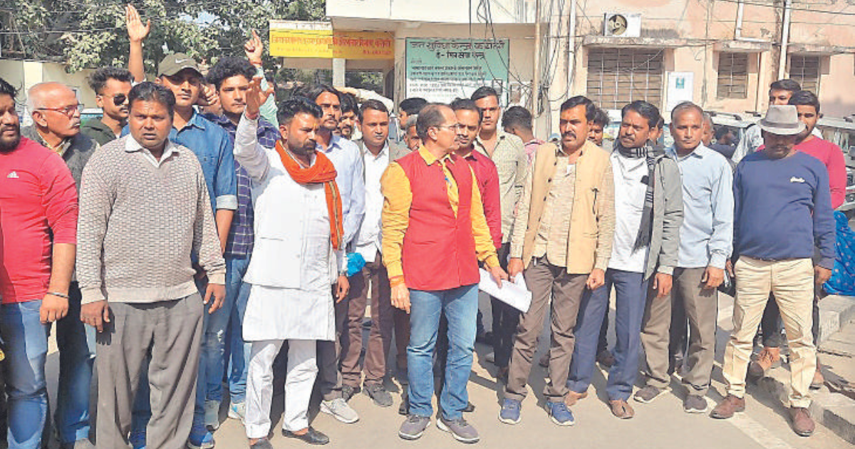 Pathak and others protest for mandir mafi land in Karauli
